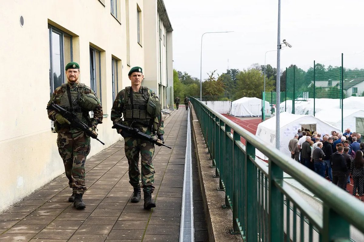 visegrad24's tweet photo. 🇱🇹 Lithuania has launched large-scale mobilization drills, including a scenario of a military invasion from Belarus

The annual exercise “Dome of Vytis 2026” is meant to test how the country would respond to a worsening security situation and a shift to wartime mobilization.

About 3,000 officials, state institutions, companies, and NGOs, plus about 1,000 volunteers, will take part through October 3, LRT reported.

The drills will also include an evacuation of residents of Vilnius and municipalities near the Belarusian border under a potential invasion scenario. 

On September 29, authorities will test public warning systems: sirens, emergency alerts to mobile phones, and the LT72 emergency-preparedness app.
