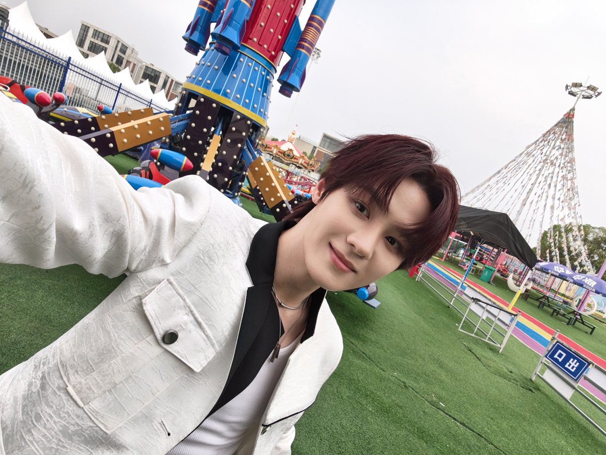 kun_bbl's tweet photo. 260925 #KUN 💬

"happy mid-autumn festival🎑" https://t.co/gELpcO6oy5