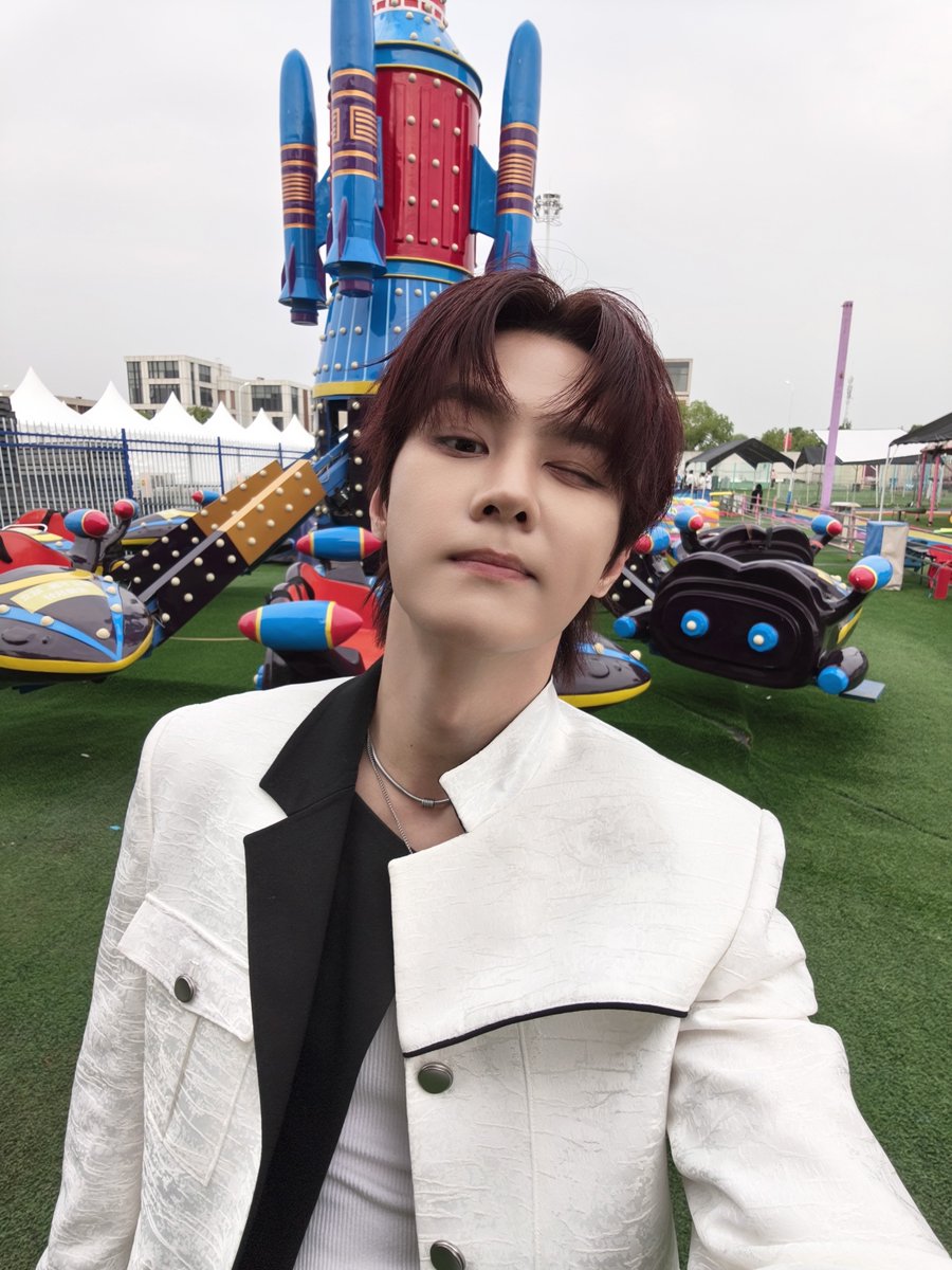 kun_bbl's tweet photo. 260925 #KUN 💬

"happy mid-autumn festival🎑" https://t.co/gELpcO6oy5
