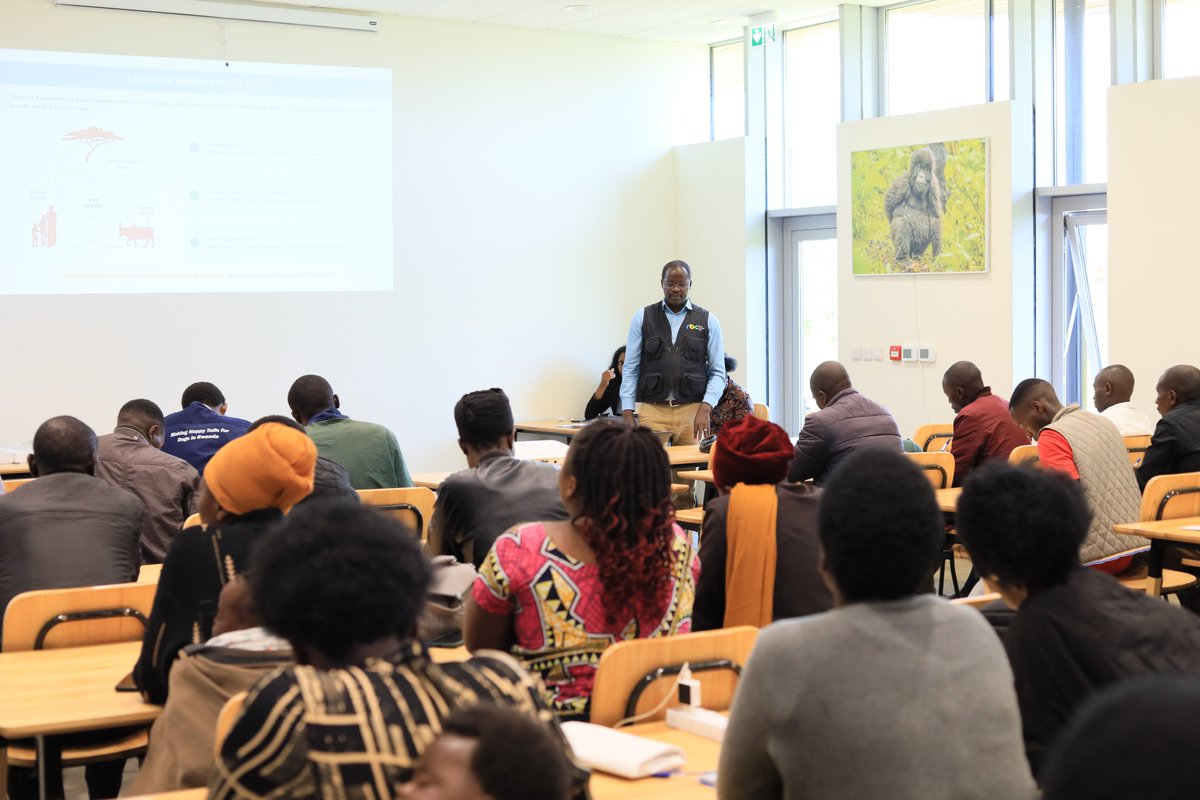 RBCRwanda's tweet photo. Mu rwego rwo kurushaho gufasha abaturage baturiye Pariki y'Ibirunga kwirinda no gukumira indwara zihererekanwa hagati y’abantu n’inyamaswa, harimo indwara y’ibisazi by’imbwa, Ikigo Gishinzwe Ubuzima mu Rwanda (RBC) ku bufatanye n’abafatanyabikorwa bakora ku buzima bukomatanyije, bari gufasha abaturage kumva uruhare rwabo mu kurandura indwara y’ibisazi by’imbwa no kubana neza n’urundi rusobe rw’ibinyabuzima.

Mu gukumira indwara y’ibisazi by’imbwa,abaturage batunze imbwa basabwa:

✅Kwirinda kurumwa n'imbwa 
✅Kwihutira kwivuza igihe imbwa yabarumye
✅Kubuza imbwa kuzerera,
✅Kwitabira gahunda yo kuzibaruza ku buyobozi bubegereye 
✅Kuzikingiza buri mwaka 
✅Kuzikonesha

#TurandureIbisaziByimbwa