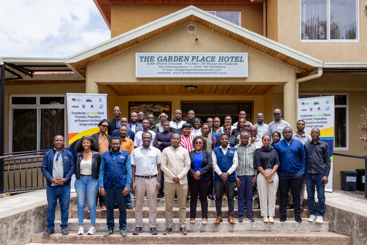 RBCRwanda's tweet photo. Mu rwego rwo kurushaho gufasha abaturage baturiye Pariki y'Ibirunga kwirinda no gukumira indwara zihererekanwa hagati y’abantu n’inyamaswa, harimo indwara y’ibisazi by’imbwa, Ikigo Gishinzwe Ubuzima mu Rwanda (RBC) ku bufatanye n’abafatanyabikorwa bakora ku buzima bukomatanyije, bari gufasha abaturage kumva uruhare rwabo mu kurandura indwara y’ibisazi by’imbwa no kubana neza n’urundi rusobe rw’ibinyabuzima.

Mu gukumira indwara y’ibisazi by’imbwa,abaturage batunze imbwa basabwa:

✅Kwirinda kurumwa n'imbwa 
✅Kwihutira kwivuza igihe imbwa yabarumye
✅Kubuza imbwa kuzerera,
✅Kwitabira gahunda yo kuzibaruza ku buyobozi bubegereye 
✅Kuzikingiza buri mwaka 
✅Kuzikonesha

#TurandureIbisaziByimbwa