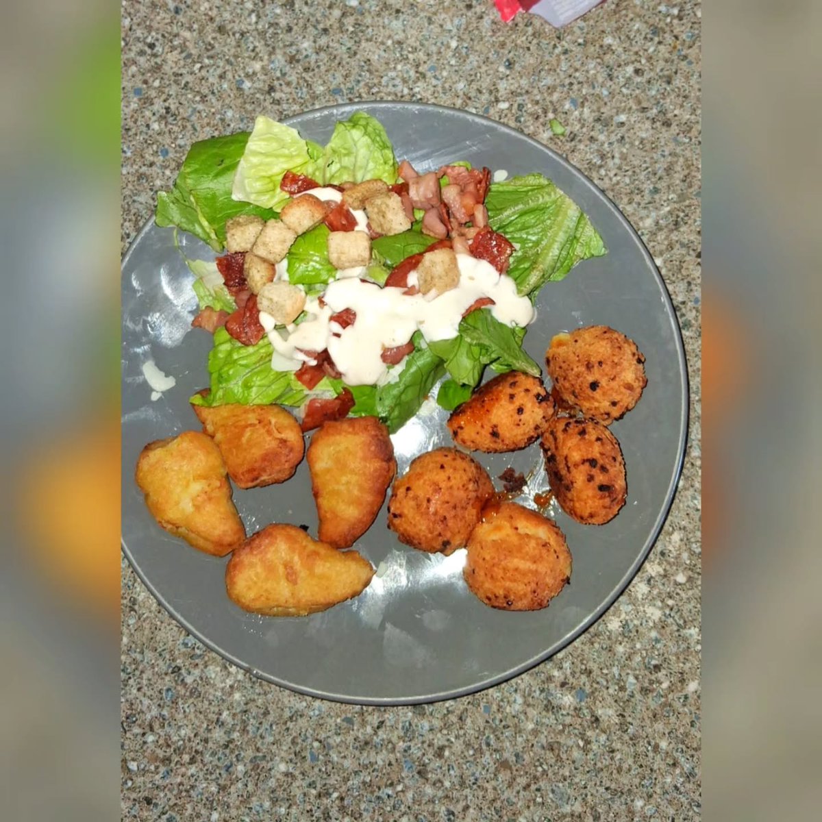 WilliamHelf0c's tweet photo. Chicken Caesar Salad with crispy bacon, croutons, chicken dippers and mozzarella balls. My mum picked up this Lidl kit with ranch and Parmesan, and it was absolutely delicious. What would you add? https://t.co/dwMoqaRpeu