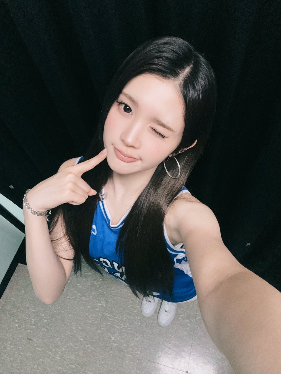 rohryuna's tweet photo. Serving  a  little  winsome   expression  and  luminous  vibe~  holding  onto  my  sleek  locks  in  bright  blue!  just  me,  being  a  little  effervencent  before  stepping  out  👟🎀☁️ https://t.co/3zTZHpWcsQ
