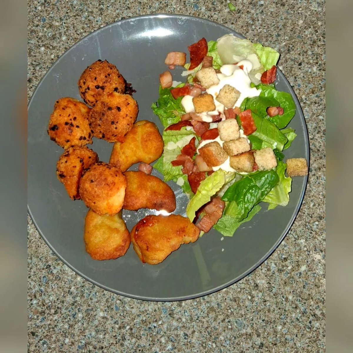 WilliamHelf0c's tweet photo. Chicken Caesar Salad with crispy bacon, croutons, chicken dippers and mozzarella balls. My mum picked up this Lidl kit with ranch and Parmesan, and it was absolutely delicious. What would you add? https://t.co/dwMoqaRpeu