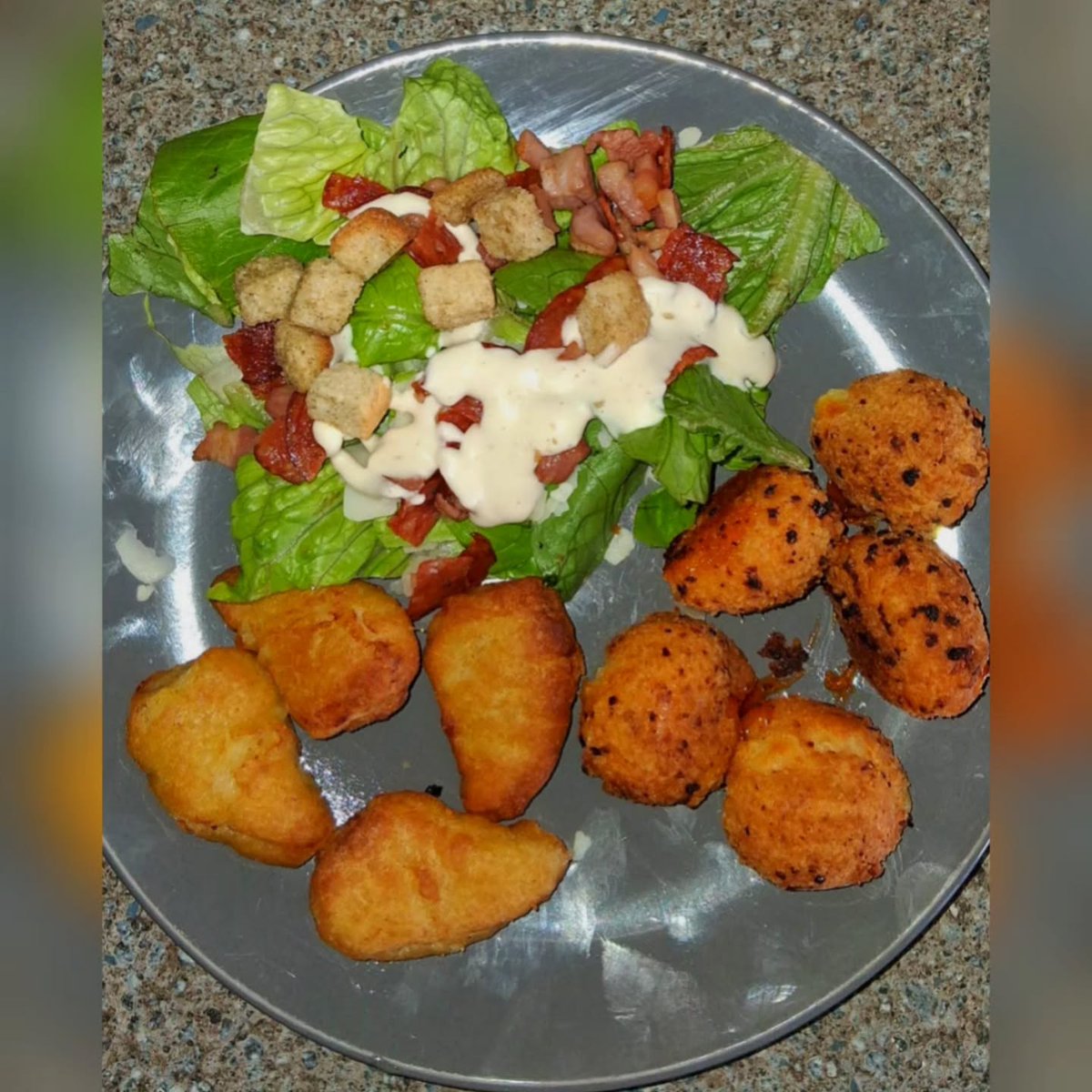 WilliamHelf0c's tweet photo. Chicken Caesar Salad with crispy bacon, croutons, chicken dippers and mozzarella balls. My mum picked up this Lidl kit with ranch and Parmesan, and it was absolutely delicious. What would you add? https://t.co/dwMoqaRpeu