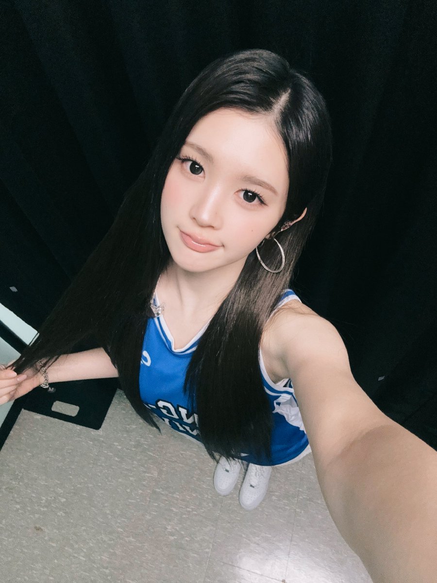 rohryuna's tweet photo. Serving  a  little  winsome   expression  and  luminous  vibe~  holding  onto  my  sleek  locks  in  bright  blue!  just  me,  being  a  little  effervencent  before  stepping  out  👟🎀☁️ https://t.co/3zTZHpWcsQ