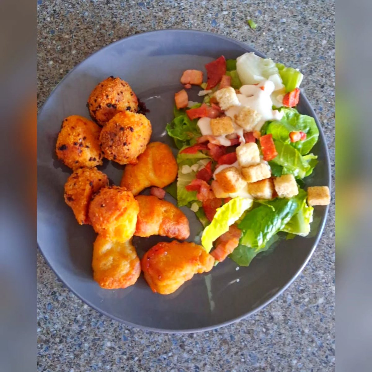 WilliamHelf0c's tweet photo. Chicken Caesar Salad with crispy bacon, croutons, chicken dippers and mozzarella balls. My mum picked up this Lidl kit with ranch and Parmesan, and it was absolutely delicious. What would you add? https://t.co/dwMoqaRpeu