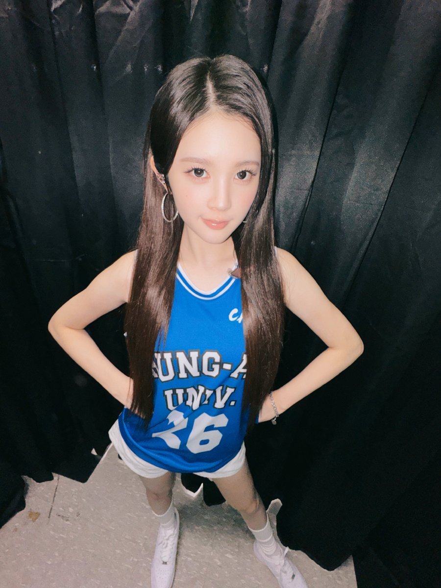 rohryuna's tweet photo. Serving  a  little  winsome   expression  and  luminous  vibe~  holding  onto  my  sleek  locks  in  bright  blue!  just  me,  being  a  little  effervencent  before  stepping  out  👟🎀☁️ https://t.co/3zTZHpWcsQ