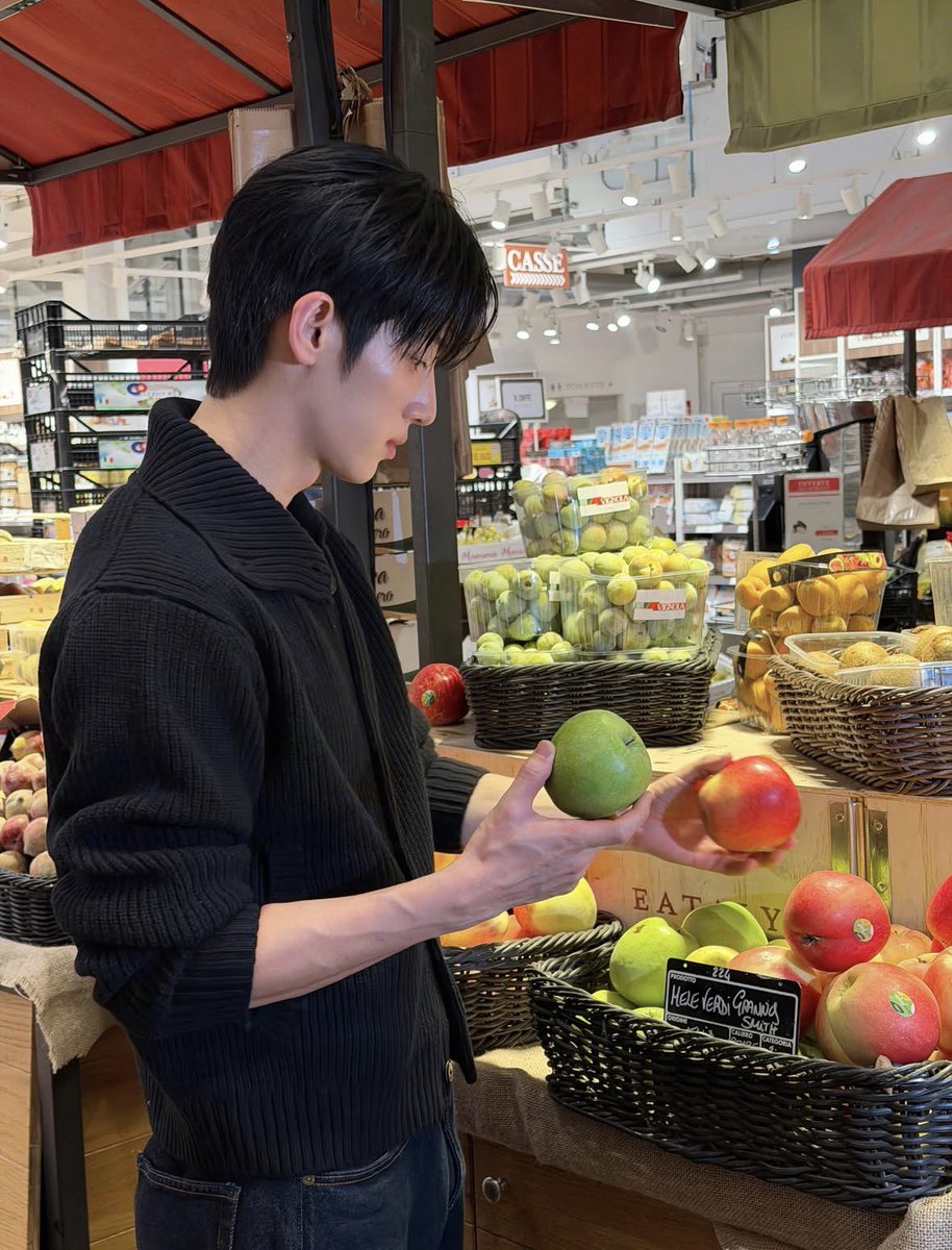 Violinti4SY's tweet photo. WHAT IS UP WITH YOONWOO AND THEIR LOVE FOR APPLE GENRE????? Is thIS SOME SECRET CODE OR SOMETHING? https://t.co/9JGQXyDixd
