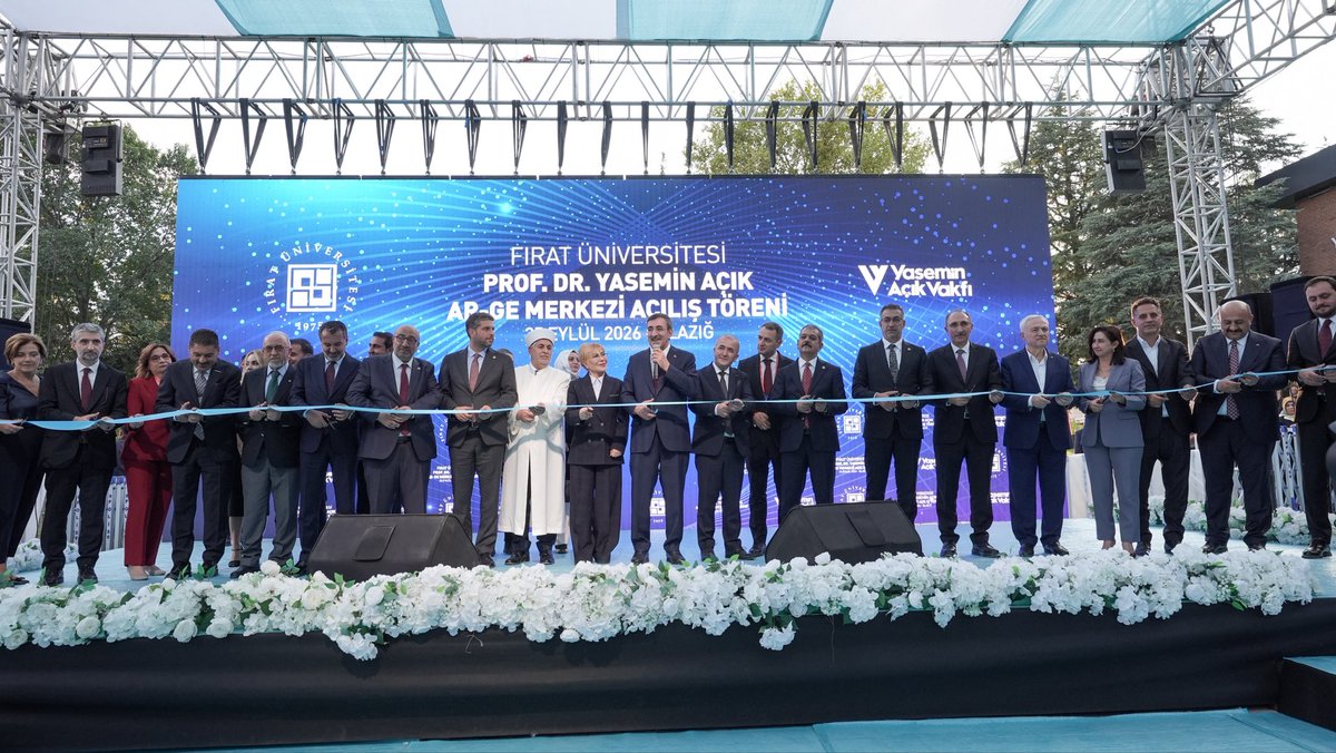 _cevdetyilmaz's tweet photo. Fırat Üniversitemizin araştırma ve teknoloji üretme kapasitesini güçlendirecek Prof. Dr. Yasemin Açık Ar-Ge Merkezi’nin açılışını gerçekleştirdik.

Üniversitemizin ilk müstakil Ar-Ge binası olan merkezin, gençlerimizin fikirlerini projeye ve teknolojiye dönüştürecek yeni çalışmalara ev sahipliği yapacağına inanıyorum.

Merkezin üniversitemize kazandırılmasına önemli katkıları bulunan Prof. Dr. Yasemin Açık’a, Rektörümüz Prof. Dr. Fahrettin Göktaş’a ve emeği geçen herkese teşekkür ediyor, Ar-Ge Merkezimizin üniversitemize, Elazığ’ımıza ve ülkemize hayırlı olmasını diliyorum.