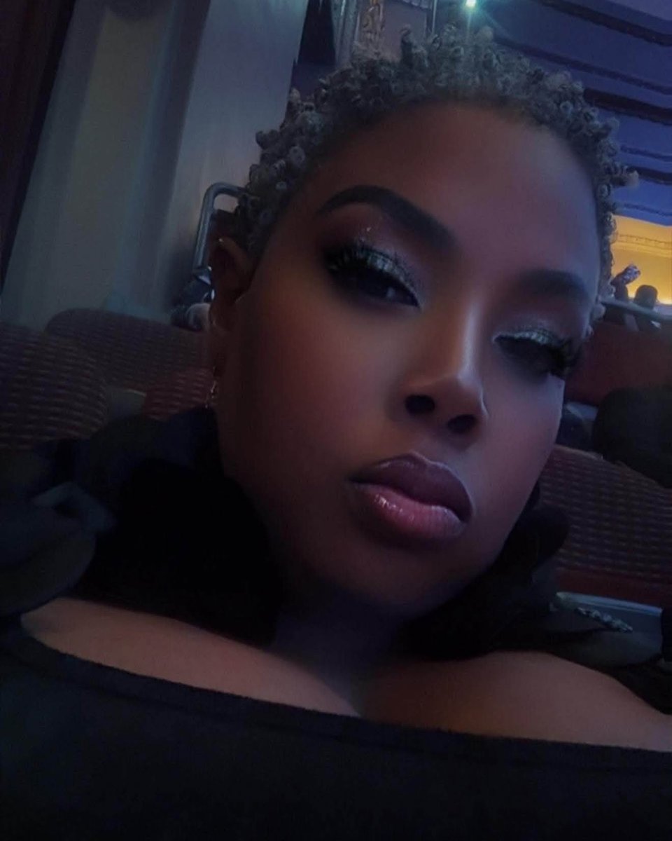BarbarBabbxgd's tweet photo. I have a ponytail now. Went from bleaching-blonde queen to giving my already-thin hair a break. It’s finally growing back—and y’all know I don’t do hair unless I can take it off like a wig. https://t.co/iYU8KY1nEm