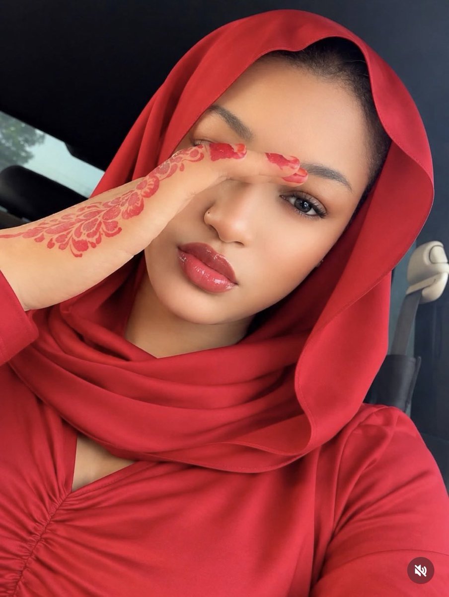 ummiebash_'s tweet photo. I look like I’m alright but Wallahi I need a husband 🥰🙏 https://t.co/tFcwSvLLL4