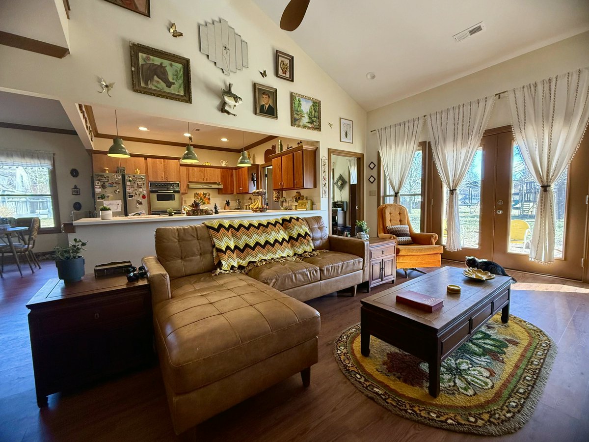 hoovertoddcaq's tweet photo. MCM-inspired living room (Alabama) https://t.co/ak7qrMHVmG