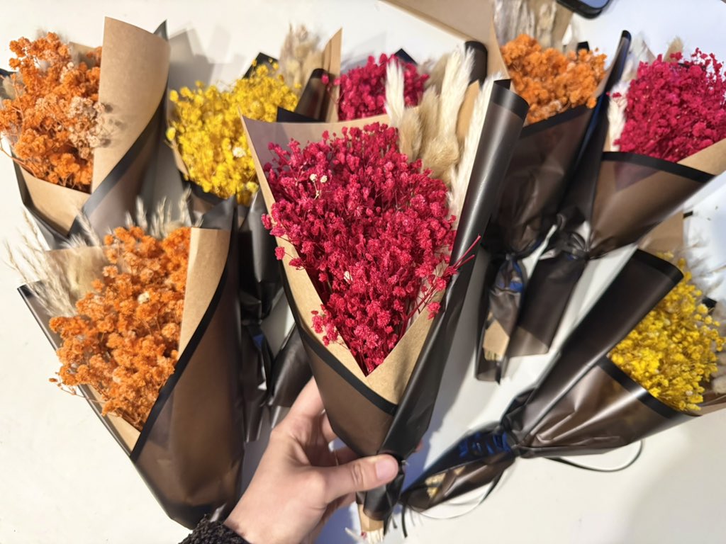 imstacystacy's tweet photo. Made small bouquets for few senseis for https://t.co/r7SLYJq15V. 
Can’t decide if it’s lil ugly but still cute or just ugly 😆 https://t.co/44pJTIdcpu