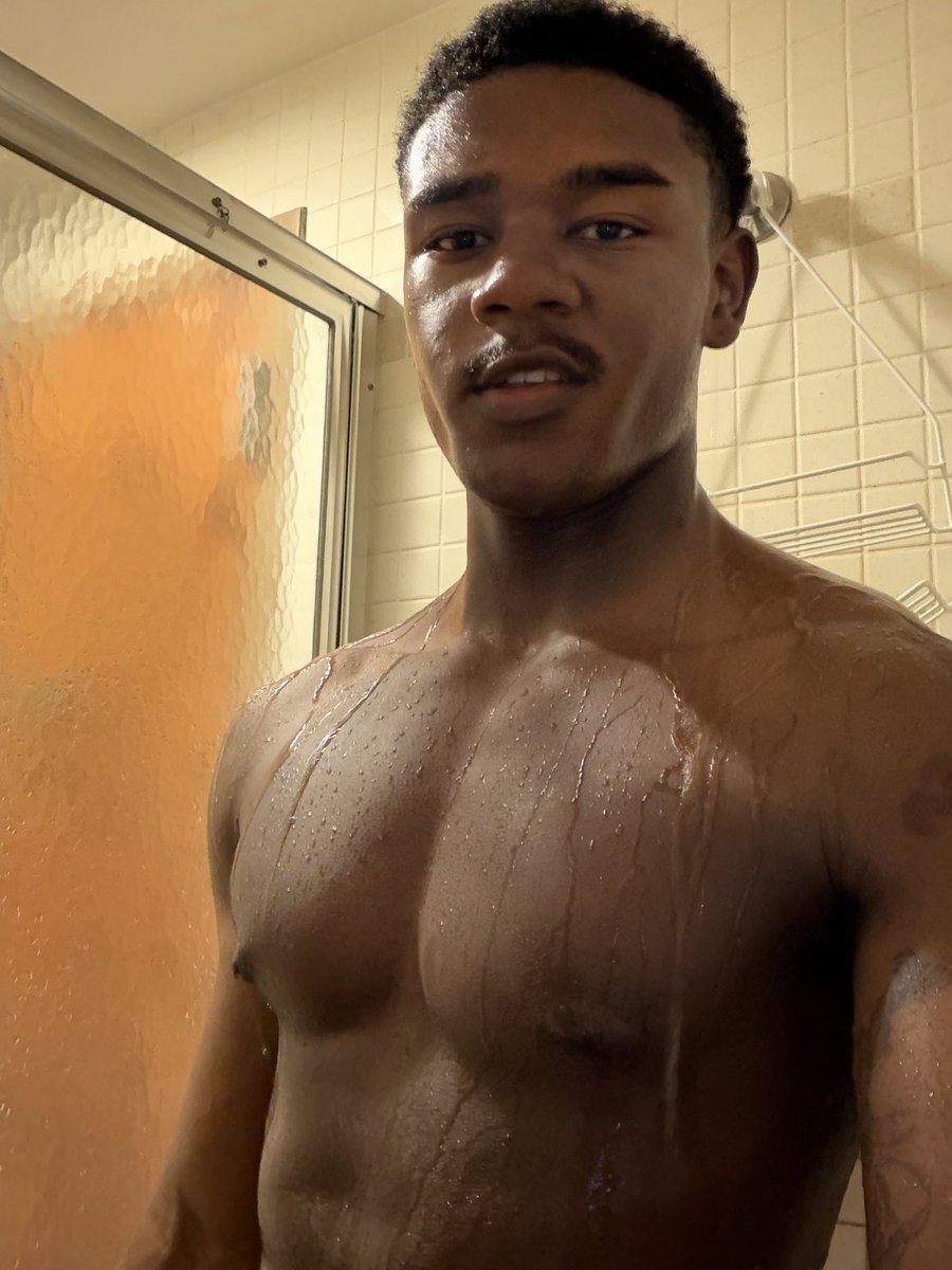 Greg_cdc's tweet photo. Happy Friday 💪🏾🏳️‍🌈 https://t.co/qXgSNFutiL