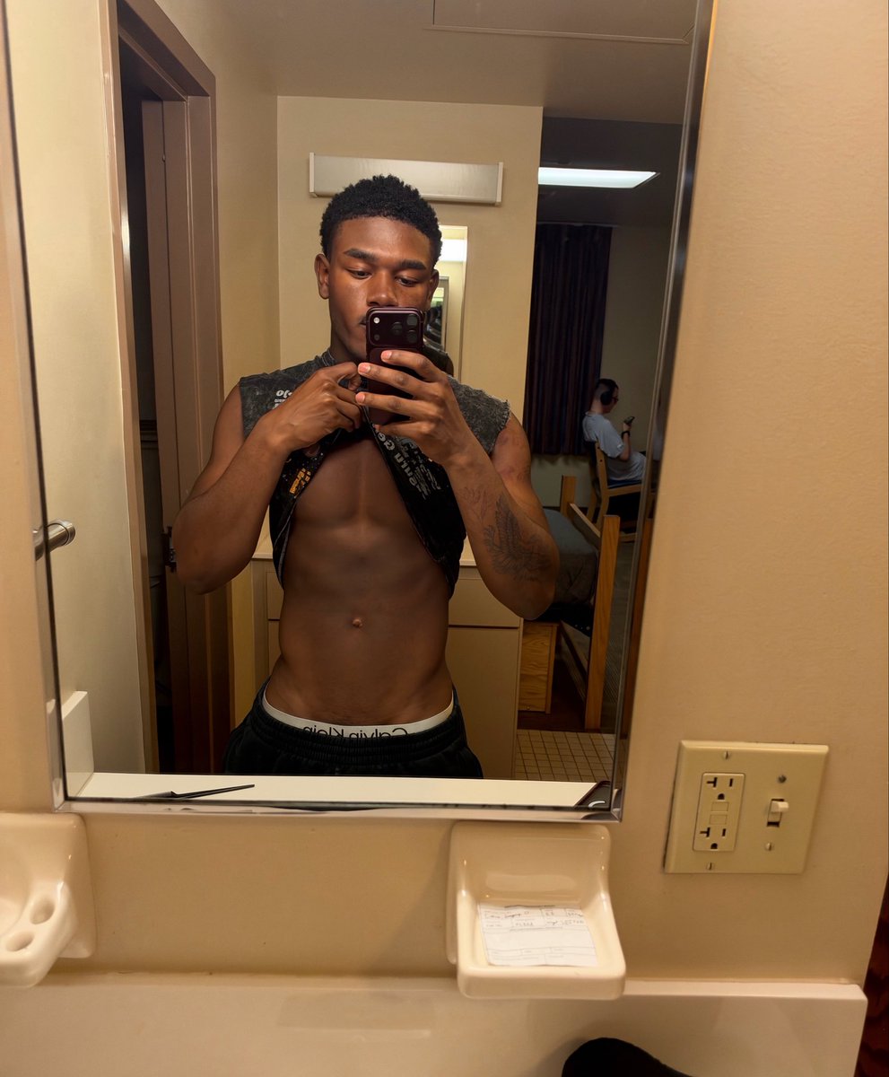 Greg_cdc's tweet photo. Happy Friday 💪🏾🏳️‍🌈 https://t.co/qXgSNFutiL