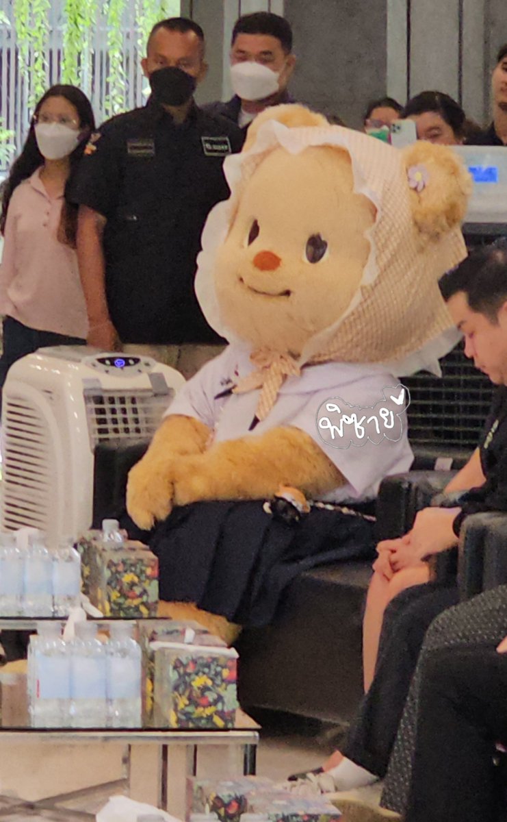 idolsfanatic's tweet photo. งานน้องเนยเมื่อวานเป็นงานปิด ไม่มีแจ้งข่าวในส่วนงานเราเลย ที่รู้เพราะตามตารางน้อง แต่คิดว่าคงเข้าไม่ได้ พอเที่ยงๆมีมัมส่งข่าวว่าเข้าได้เลยรีบวิ่ง หลายคนอยากมาแต่ติดงาน บางคนได้แค่แว้บๆมาก่อนวิ่งไปทำงานต่อ คนรักน้องเนยเยอะมากๆ ไว้มาบ่อยๆนะต้าวเนย 😊🫶🧀 #ด้อมน้องเนย #Butterbear https://t.co/G5kzl7ZhbS