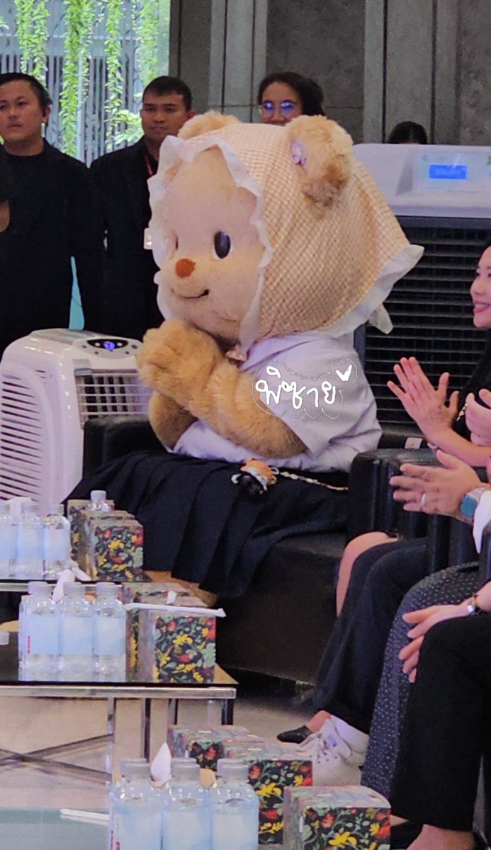 idolsfanatic's tweet photo. งานน้องเนยเมื่อวานเป็นงานปิด ไม่มีแจ้งข่าวในส่วนงานเราเลย ที่รู้เพราะตามตารางน้อง แต่คิดว่าคงเข้าไม่ได้ พอเที่ยงๆมีมัมส่งข่าวว่าเข้าได้เลยรีบวิ่ง หลายคนอยากมาแต่ติดงาน บางคนได้แค่แว้บๆมาก่อนวิ่งไปทำงานต่อ คนรักน้องเนยเยอะมากๆ ไว้มาบ่อยๆนะต้าวเนย 😊🫶🧀 #ด้อมน้องเนย #Butterbear https://t.co/G5kzl7ZhbS