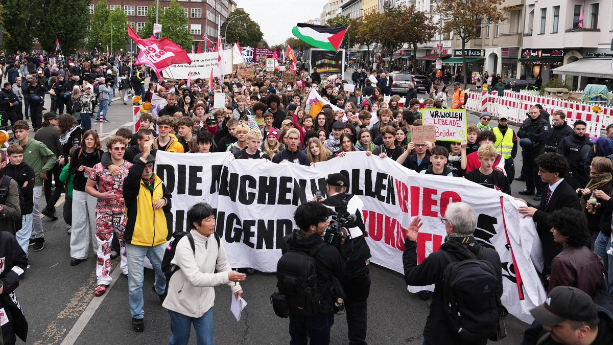 SindicaEstudian's tweet photo. Hoy la juventud alemana vuelve a protagonizar una huelga estudiantil con más de 100 manifestaciones contra la agenda militarista del gobierno.

Esta es la cuarta desde que Merz anunció el retorno del servicio militar. 

¡Toda nuestra solidaridad! https://t.co/YO6W0DmajG