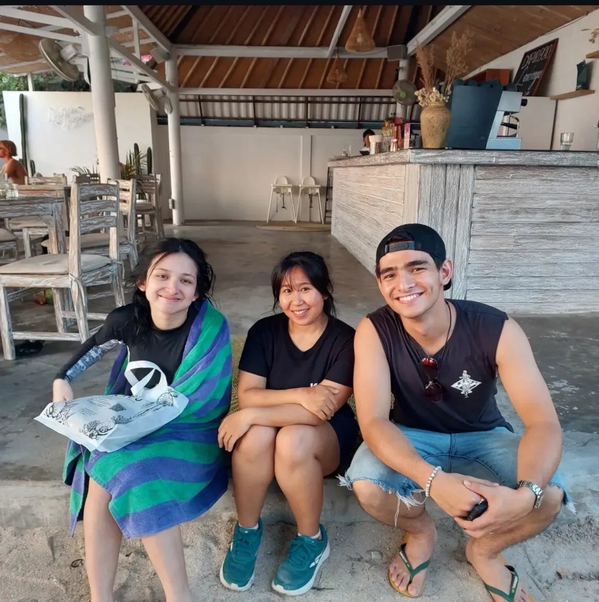 ocasienaaa's tweet photo. Harnev with fans🤗🤍

Kata kakaknya : Nevyyy putih bening bnget🤏

Masyaallah tabarakallah nepp and suami bahagia selalu, berkah selalu,sukses and happy holiday🤍 https://t.co/KKU95WEiWy