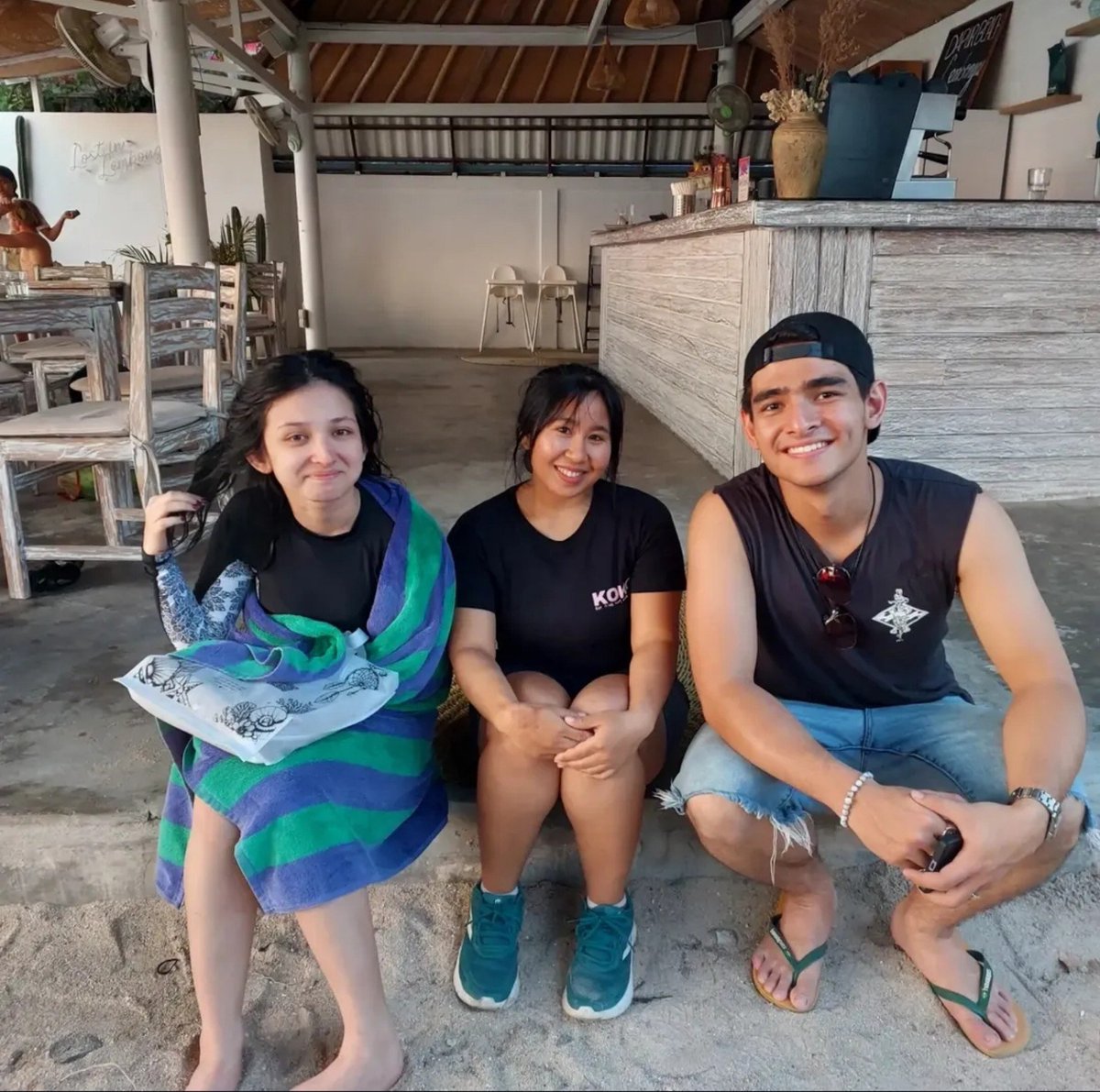 ocasienaaa's tweet photo. Harnev with fans🤗🤍

Kata kakaknya : Nevyyy putih bening bnget🤏

Masyaallah tabarakallah nepp and suami bahagia selalu, berkah selalu,sukses and happy holiday🤍 https://t.co/KKU95WEiWy