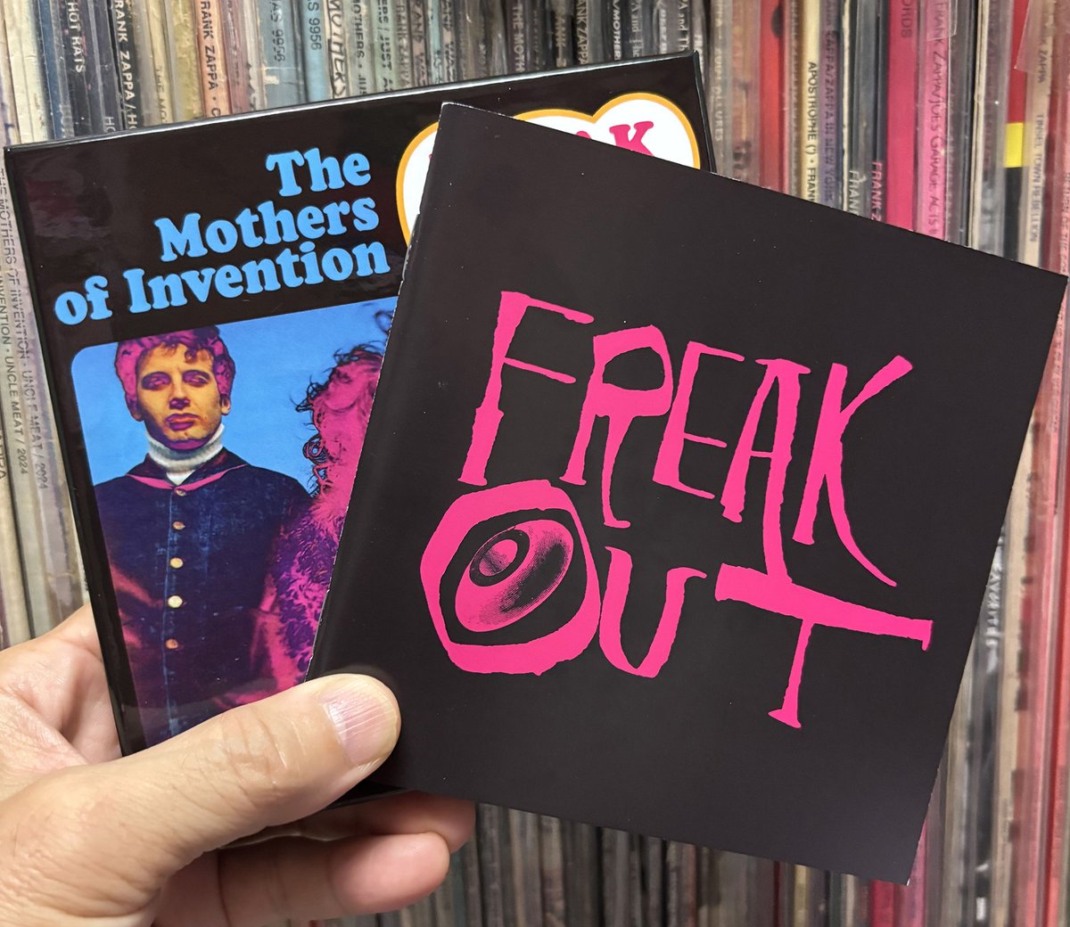 umedekenm's tweet photo. 自分が初めて『FREAK OUT!』を聴いたのが1980年だったので、正直古臭いなーと思った。でもこれは1966年の現象のパッケージなのだ。で、2026年の今、このアルバムの曲とステイトメントが、トランプが大統領をしているアメリカに対して矢を放っているように思えてくるところがすごい。#ザッパ #ZAPPA https://t.co/Irk0iBuUXE