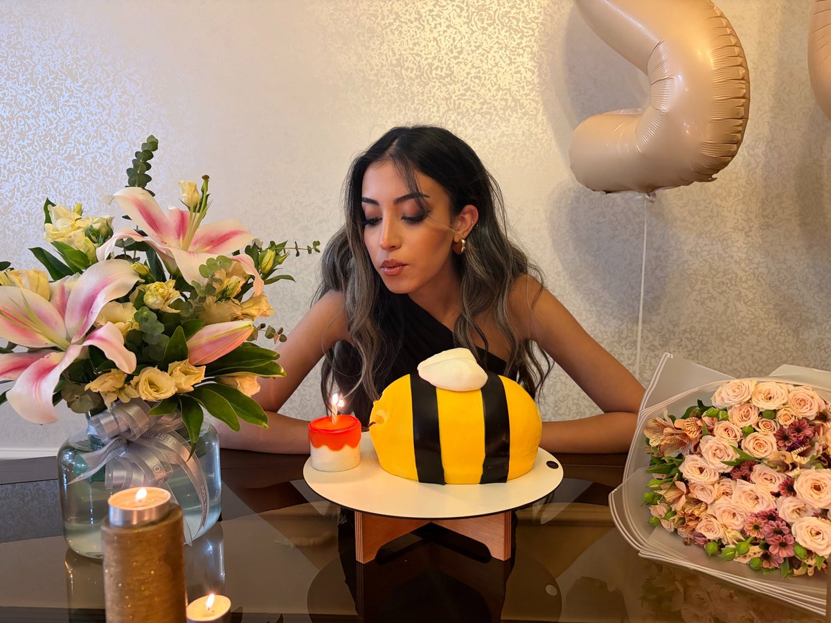 Niloopr_'s tweet photo. 20 years later🐝🎉 https://t.co/eunriYp45m