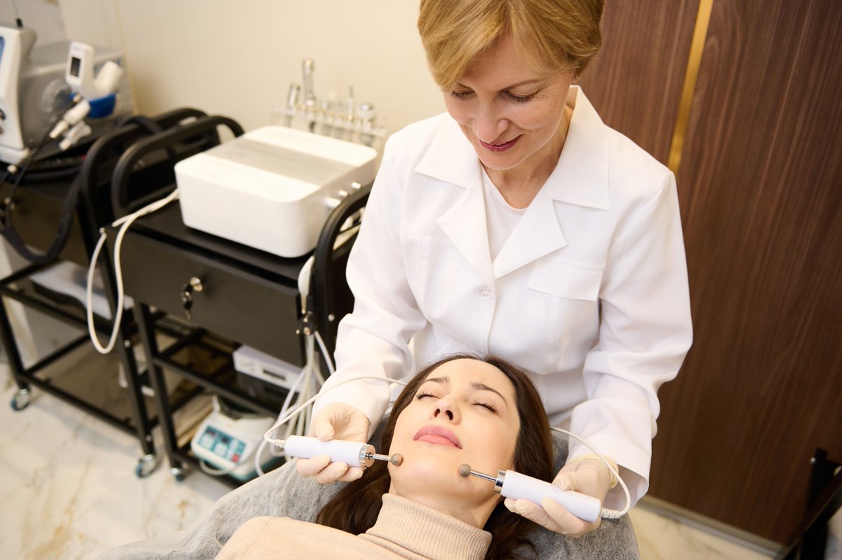 Highnessmedspa's tweet photo. Looking for a subtle brow lift? Our radiofrequency treatment at Highness Med Spa stimulates collagen to naturally firm and tighten your skin with no downtime. ✨ How have your experiences with non-invasive aesthetic services been? Let us know below! 🗓️ 

#eyebrowslift #wrinkles https://t.co/ywZgfN4W63