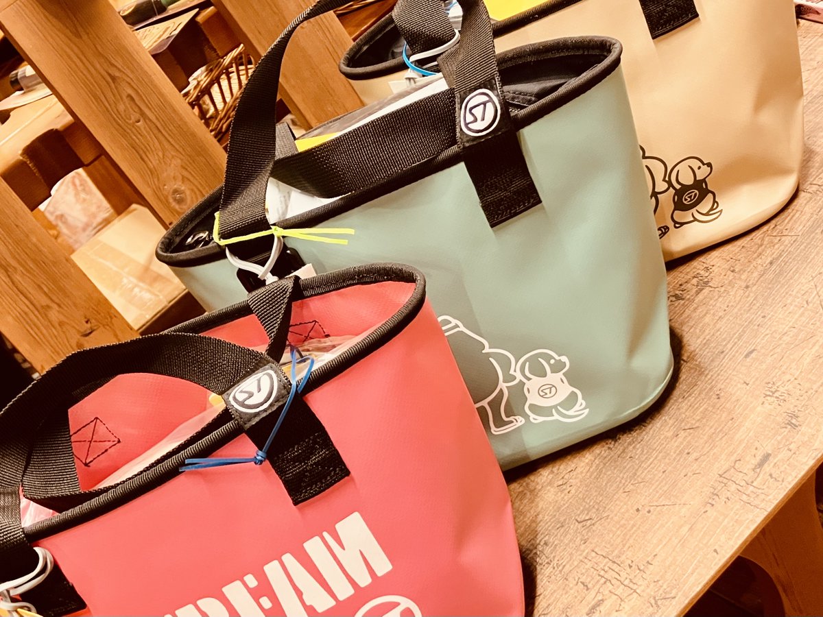 th_zest's tweet photo. 好評です‼️

『ストリームトレイル』の可愛いターポリン素材バッグ😊

わんこのお散歩、お弁当入れや普段使いにも便利なサイズです👍

そして、店長の大好きな“ピンク”もありますよ〜💕
これはそそりますねぇ👀
#ZEST #tacklehouseZEST #ゼスト
#釣具店 #長久手市
#ストリームトレイル #StreamTrail https://t.co/LWgGqeu8Xd