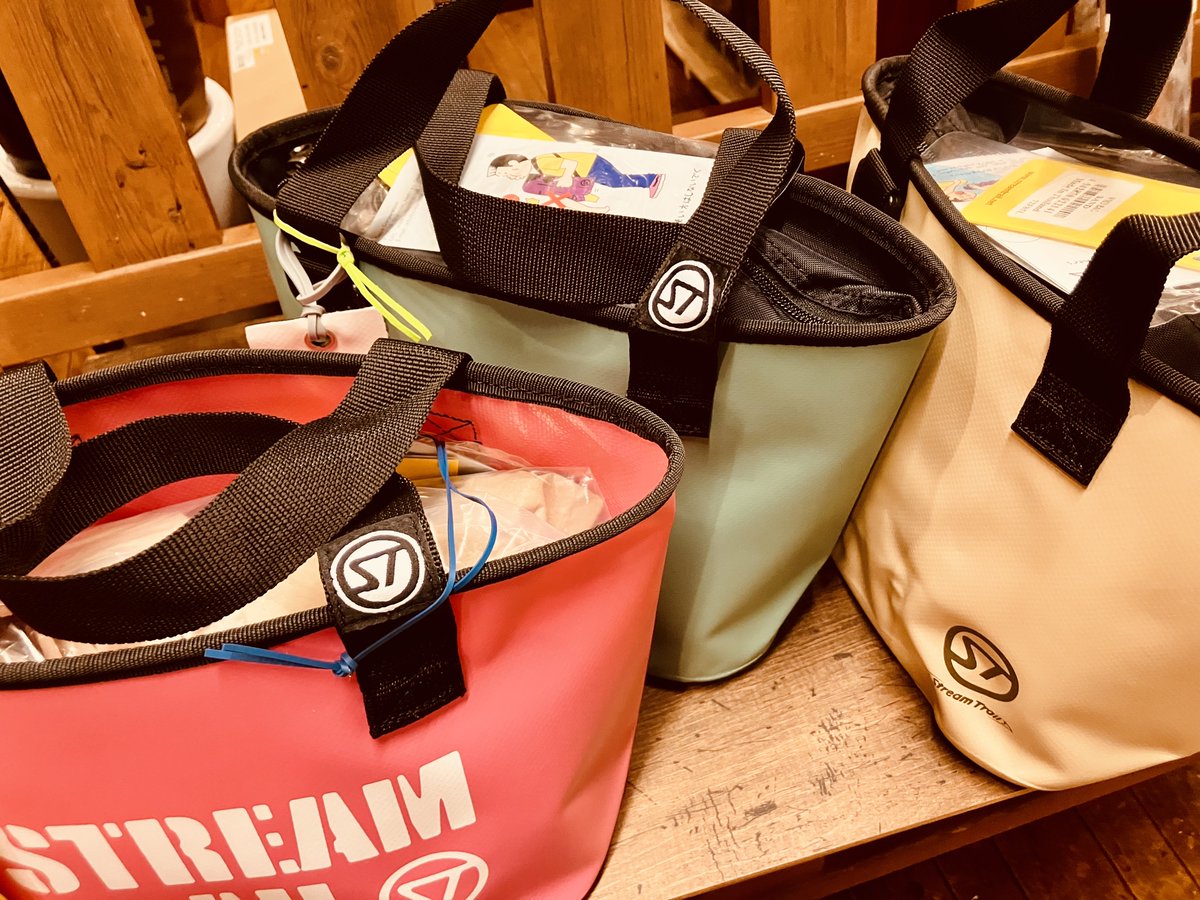 th_zest's tweet photo. 好評です‼️

『ストリームトレイル』の可愛いターポリン素材バッグ😊

わんこのお散歩、お弁当入れや普段使いにも便利なサイズです👍

そして、店長の大好きな“ピンク”もありますよ〜💕
これはそそりますねぇ👀
#ZEST #tacklehouseZEST #ゼスト
#釣具店 #長久手市
#ストリームトレイル #StreamTrail https://t.co/LWgGqeu8Xd