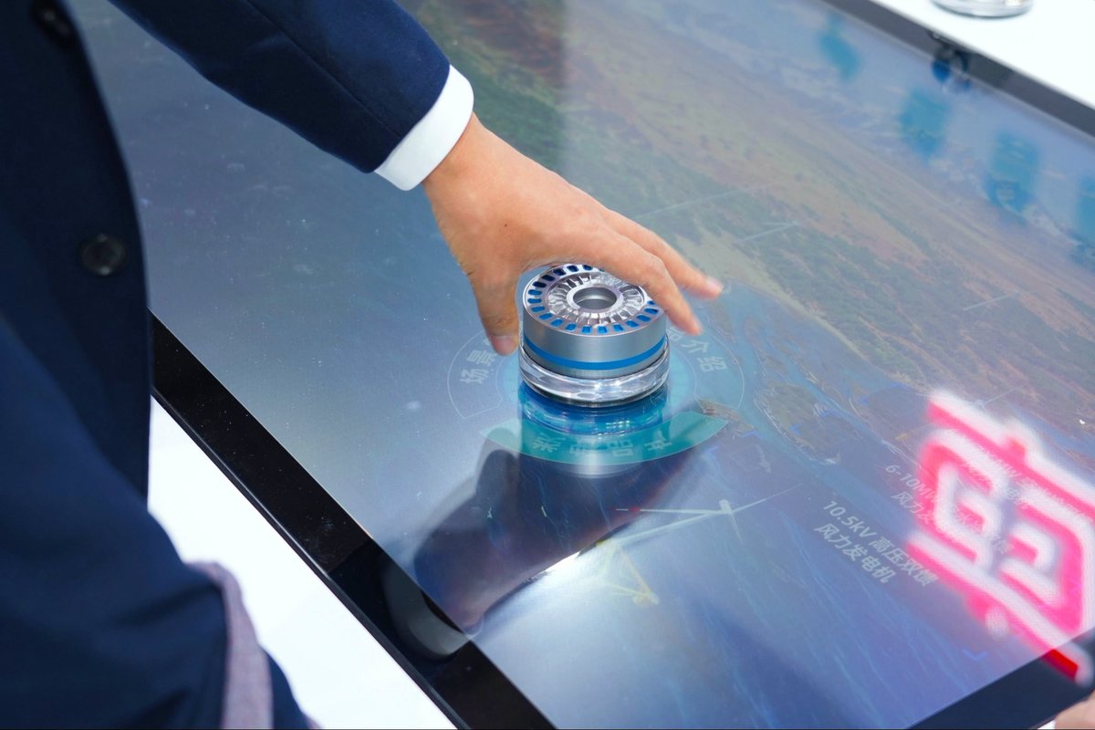CRRC_global's tweet photo. 💡 Innovative Interactive Displays
Through an integrated setup combining physical scale models and digital screens, CRRC showcased key wind power components, including wind turbine generators, gearboxes, transformers, and blades. Many visiting customers were eager to interact with the models, turning the components and exploring them firsthand. This immersive experience attracted considerable attention, giving visitors a hands-on look at CRRC's latest achievements across its wind power industry value chain in efficiency, reliability, and competitiveness.🍃✨
#CRRC #WindEnergy #WindEnergyHamburg2026 #WindPower #RideTheWind #EmbraceTheFuture #RenewableEnergy