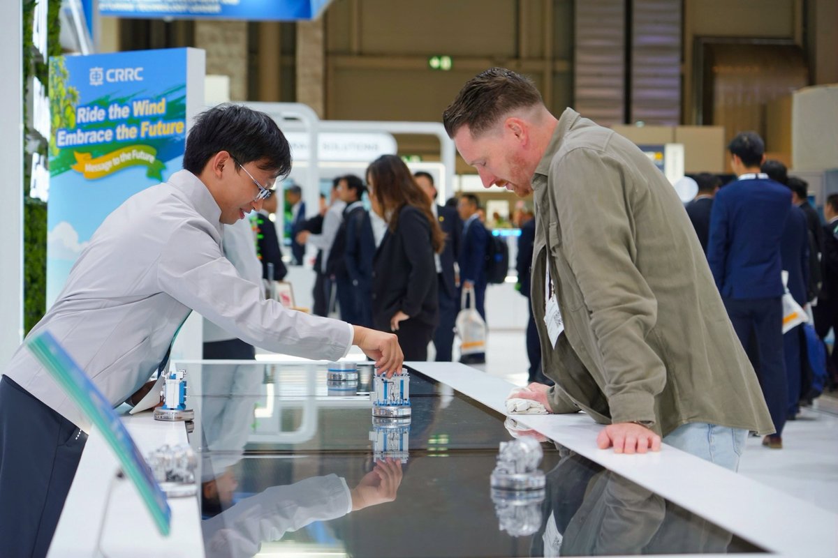 CRRC_global's tweet photo. 💡 Innovative Interactive Displays
Through an integrated setup combining physical scale models and digital screens, CRRC showcased key wind power components, including wind turbine generators, gearboxes, transformers, and blades. Many visiting customers were eager to interact with the models, turning the components and exploring them firsthand. This immersive experience attracted considerable attention, giving visitors a hands-on look at CRRC's latest achievements across its wind power industry value chain in efficiency, reliability, and competitiveness.🍃✨
#CRRC #WindEnergy #WindEnergyHamburg2026 #WindPower #RideTheWind #EmbraceTheFuture #RenewableEnergy