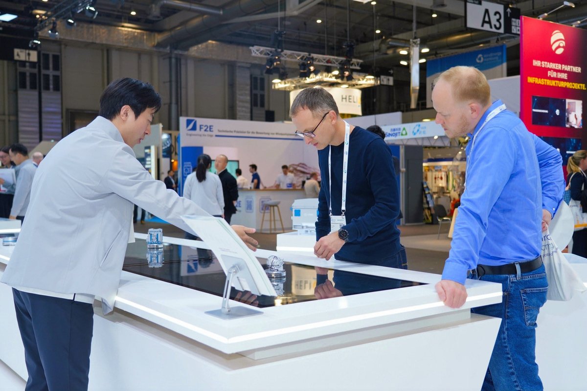 CRRC_global's tweet photo. 💡 Innovative Interactive Displays
Through an integrated setup combining physical scale models and digital screens, CRRC showcased key wind power components, including wind turbine generators, gearboxes, transformers, and blades. Many visiting customers were eager to interact with the models, turning the components and exploring them firsthand. This immersive experience attracted considerable attention, giving visitors a hands-on look at CRRC's latest achievements across its wind power industry value chain in efficiency, reliability, and competitiveness.🍃✨
#CRRC #WindEnergy #WindEnergyHamburg2026 #WindPower #RideTheWind #EmbraceTheFuture #RenewableEnergy
