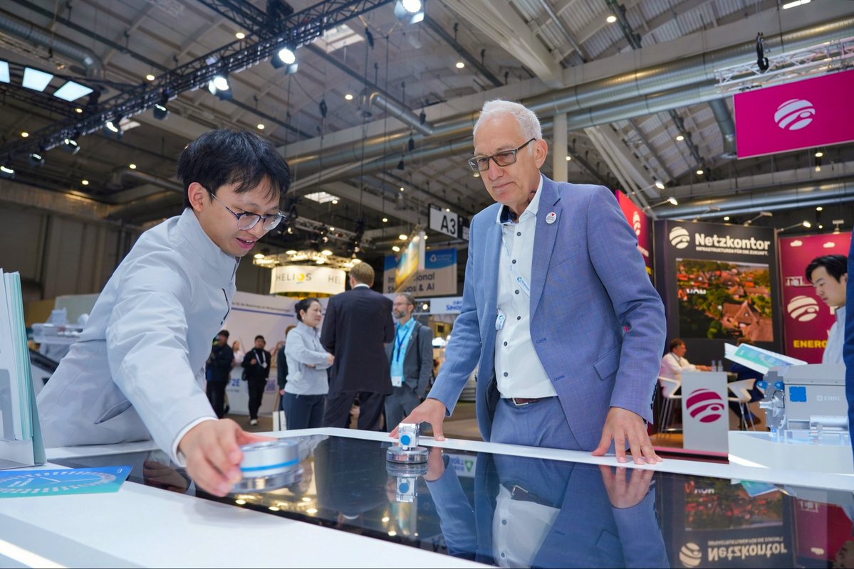 CRRC_global's tweet photo. 💡 Innovative Interactive Displays
Through an integrated setup combining physical scale models and digital screens, CRRC showcased key wind power components, including wind turbine generators, gearboxes, transformers, and blades. Many visiting customers were eager to interact with the models, turning the components and exploring them firsthand. This immersive experience attracted considerable attention, giving visitors a hands-on look at CRRC's latest achievements across its wind power industry value chain in efficiency, reliability, and competitiveness.🍃✨
#CRRC #WindEnergy #WindEnergyHamburg2026 #WindPower #RideTheWind #EmbraceTheFuture #RenewableEnergy