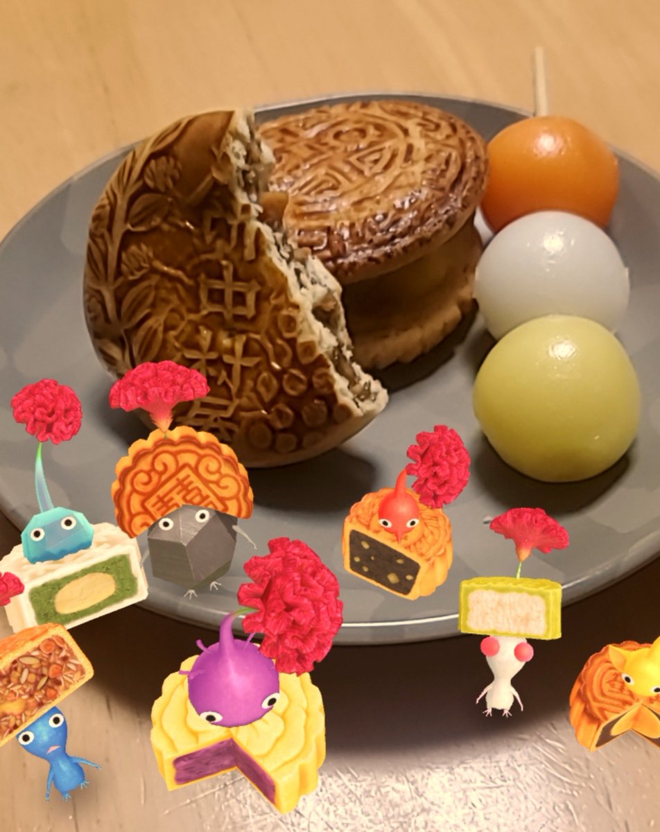 AicePekoe's tweet photo. 記念に撮っといた🥮✨
白ピと氷ピめっちゃ目線くれてるww
そして気づいたらいつも枠外にいる羽ピ https://t.co/MCqGQVXjXF