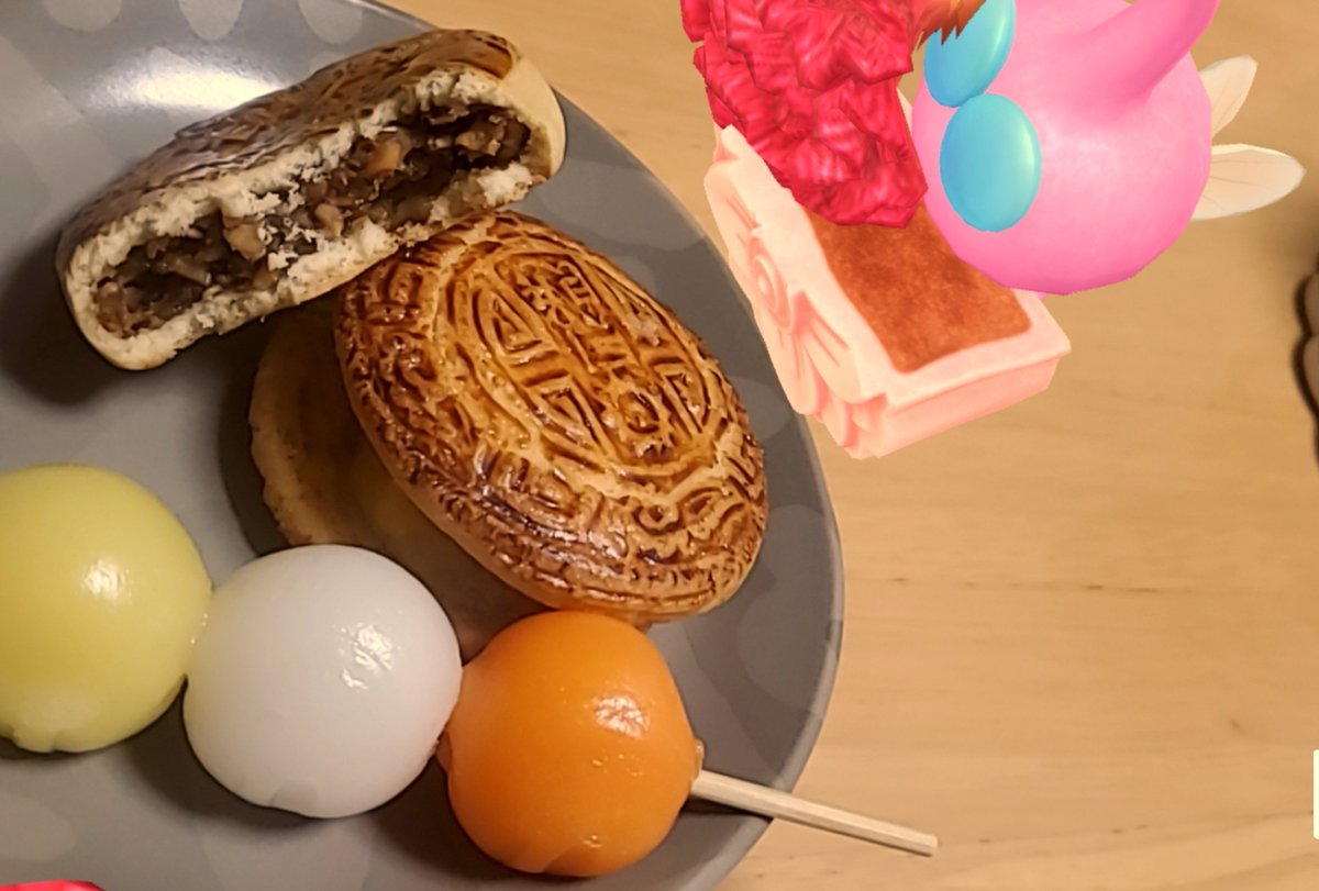 AicePekoe's tweet photo. 記念に撮っといた🥮✨
白ピと氷ピめっちゃ目線くれてるww
そして気づいたらいつも枠外にいる羽ピ https://t.co/MCqGQVXjXF