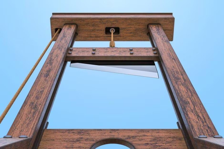 HistoiredeFran7's tweet photo. La terreur a fait plus de morts que la période de l'inquisition française en chiffres. 
Inquisition (200 ans) : 200 à 400 morts.
La Terreur (14 mois) : 35 000 à 40 000 morts au total, dont 17 000 exécutions officielles par la guillotine. https://t.co/KCkifMYmDV