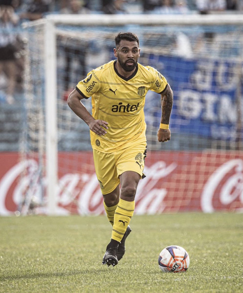 Gonza1891_'s tweet photo. Entra siempre, entra y juega mal, esta tapando juveniles, no tiene ni una sola virtud, supuestamente lo pidio el tecnico, alguien en algun momento va a tener que dar una explicacion, es una de los tantos impresentables que tenemos en el plantel, la diferencia es que a este lo fueron a buscar como un refuerzo, a los otros ya los teniamos de clavo.