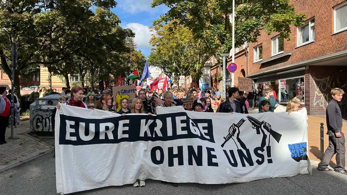 SindicaEstudian's tweet photo. Hoy la juventud alemana vuelve a protagonizar una huelga estudiantil con más de 100 manifestaciones contra la agenda militarista del gobierno.

Esta es la cuarta desde que Merz anunció el retorno del servicio militar. 

¡Toda nuestra solidaridad! https://t.co/YO6W0DmajG