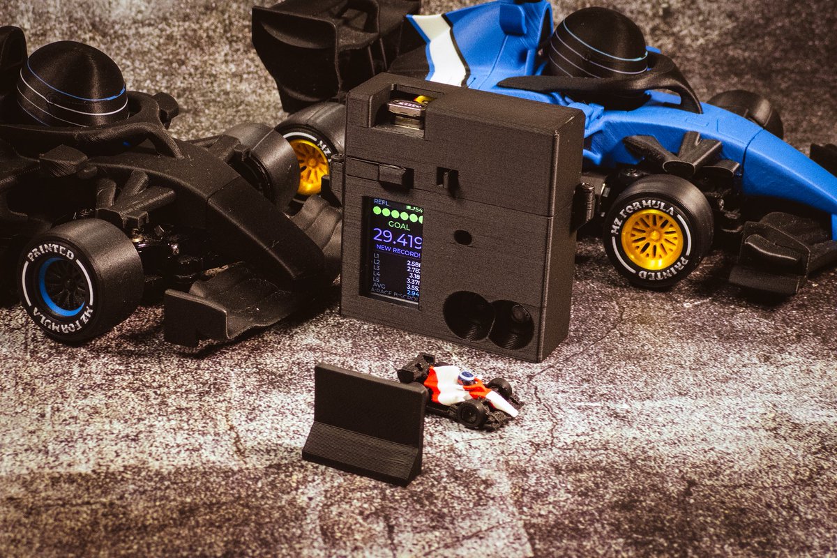 abulka's tweet photo. ラップタイマー簡易版をアップデート。MakerFaireTokyo2026で、 #BBBM を遊んでくださった出展者さんが、再帰性反射板を使うアイデアをくださったので、 #M5StickS3 への移行も兼ねて一気にアップデートしてみた。良い! #MFTokyo2026 はいろんなカテゴリのものづくりのベテランたちがいらっしゃるので、毎年気づきや発展があります^ ^
今はラジコンやミニ四駆にも使えるように、センサーの表を入れ替えたバージョンをプリント中 〜( ´ ▽ ` )ノ #MZフォーミュラ #MZFORMULA