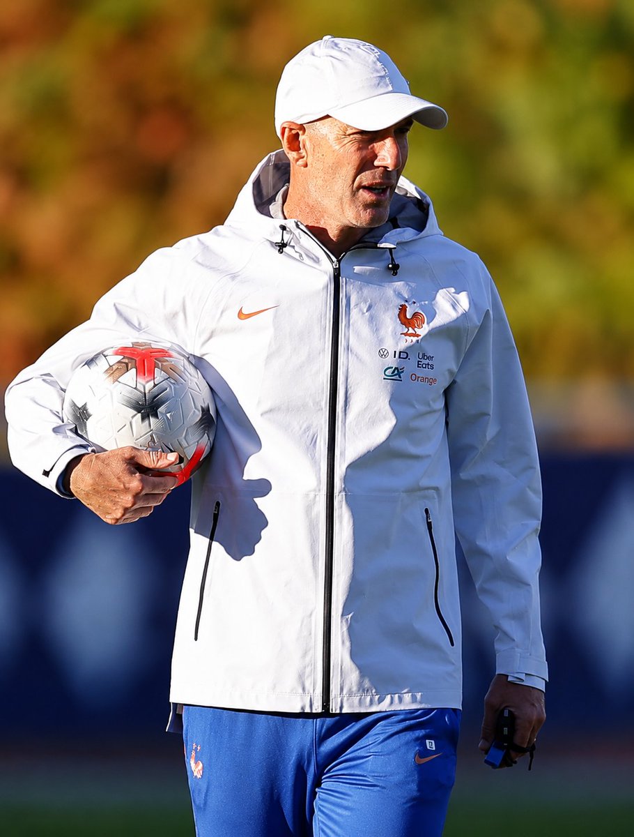 centregoals's tweet photo. 🚨🚨| Zinedine Zidane has 𝗕𝗔𝗡𝗡𝗘𝗗 haircuts at Clairefontaine, denying barbers access to the camp to eliminate distractions. 💈🇫🇷

[@lequipe] https://t.co/WYvIJg0gNX