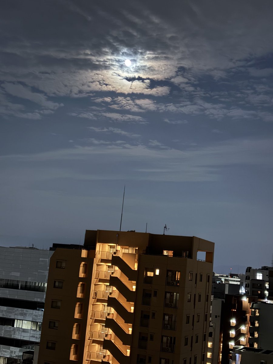 taige6rcoco's tweet photo. お月様、見えたり隠れたり🌕 https://t.co/Nax2jyLsWu