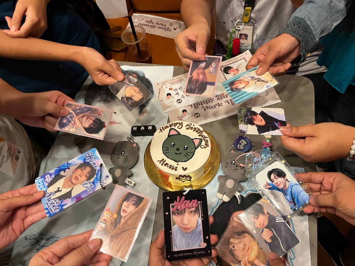 urstruly_dean's tweet photo. Happy Birthday, Hani! 🥹💚🫶🏻

Thank you so much, @parkhancdo, for the lovely free kits and for organizing such a wonderful café event for all Hadans like me. 🥹✨

It means so much to be able to celebrate Park Han’s special day together with fellow fans. Thank you for making this birthday celebration extra memorable and magical! 💚✨

Happy birthday once again, our Hani! 🥹🎂💚

#ahof #parkhan