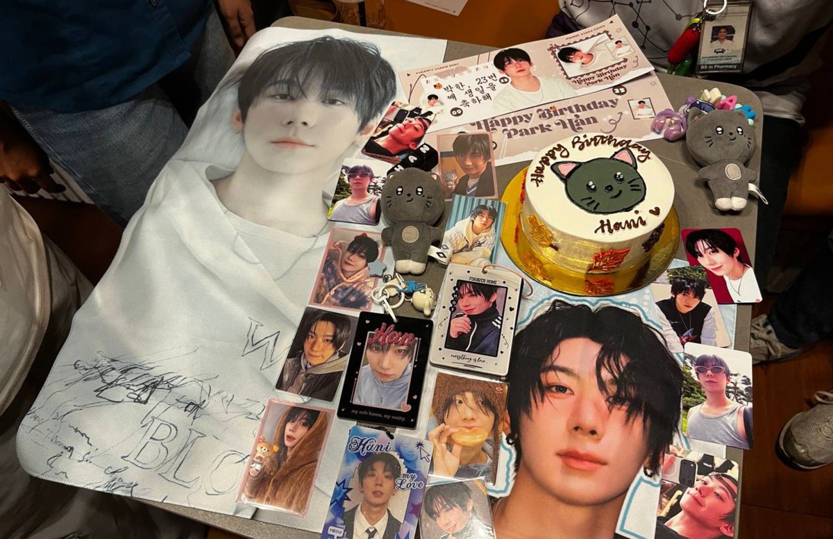 urstruly_dean's tweet photo. Happy Birthday, Hani! 🥹💚🫶🏻

Thank you so much, @parkhancdo, for the lovely free kits and for organizing such a wonderful café event for all Hadans like me. 🥹✨

It means so much to be able to celebrate Park Han’s special day together with fellow fans. Thank you for making this birthday celebration extra memorable and magical! 💚✨

Happy birthday once again, our Hani! 🥹🎂💚

#ahof #parkhan