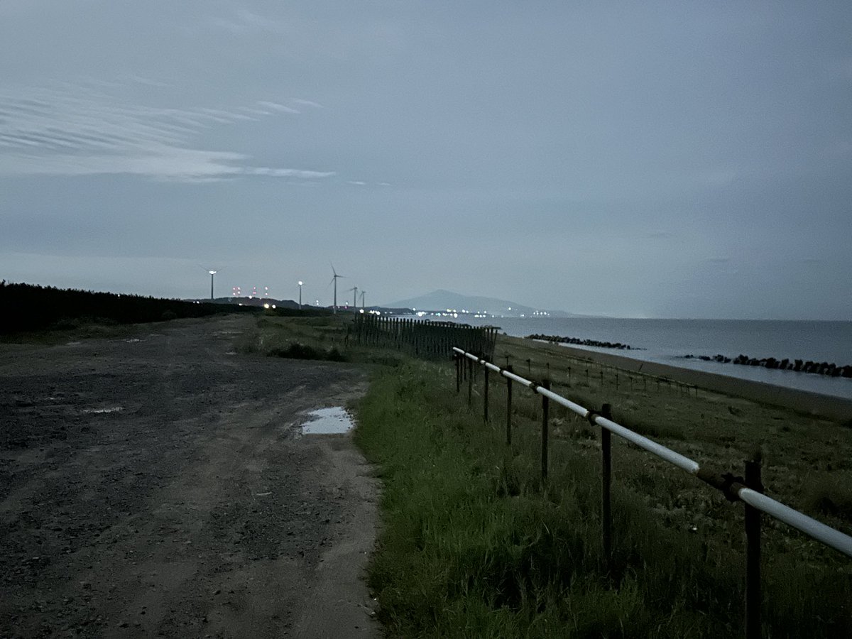 pleasure610's tweet photo. 同時刻(21:45頃)なので肉眼では真っ暗なんだけど、iPhoneのカメラが勝手に明るく撮ってくれました😅
1枚目は男鹿半島方面
男鹿三山、寒風山がはっきりと
2枚目は鳥海山の稜線がこちらもはっきりと
侮るなかれiPhoneのカメラ❗️
#中秋の名月
#iPhone14Pro https://t.co/pX1FmnQbcl