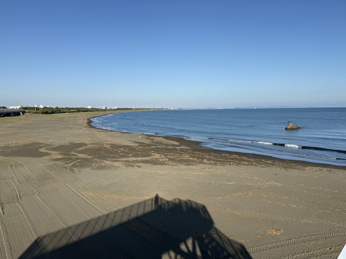 Burudt7u's tweet photo. 先日相模湾の大磯の海に行きました。
漁港のお店の鯖サンド食べて、お土産に生シラス買って(但し不漁で冷凍)、台風の後なので流木が多く形の良いのを拾って、ひと泳ぎして(海水温26℃)、高速で帰りました。
海底地形模型も作っています。
<https://t.co/sDPFhizbcP>
#大磯
#相模湾
#生シラス
#海底地形 https://t.co/2d9tZ6g8bS