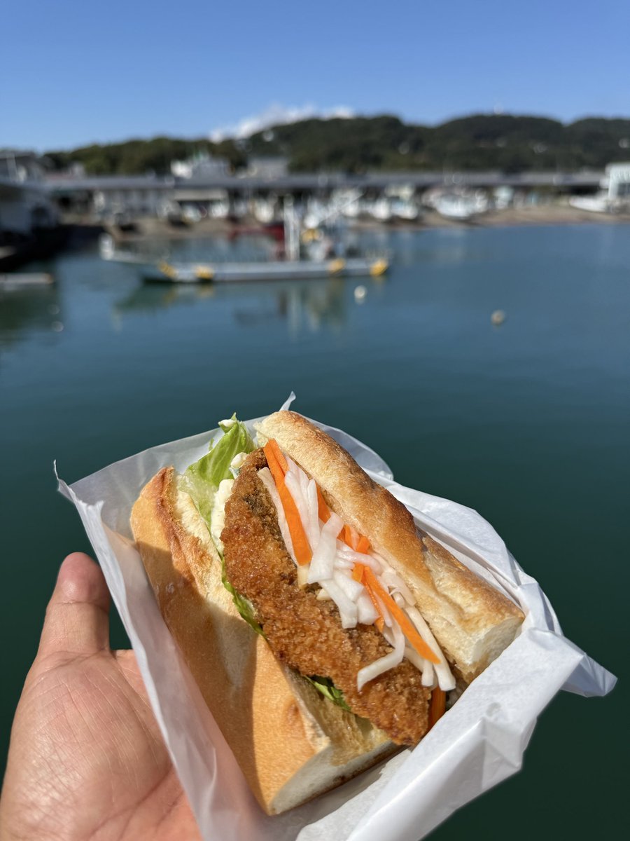 Burudt7u's tweet photo. 先日相模湾の大磯の海に行きました。
漁港のお店の鯖サンド食べて、お土産に生シラス買って(但し不漁で冷凍)、台風の後なので流木が多く形の良いのを拾って、ひと泳ぎして(海水温26℃)、高速で帰りました。
海底地形模型も作っています。
<https://t.co/sDPFhizbcP>
#大磯
#相模湾
#生シラス
#海底地形 https://t.co/2d9tZ6g8bS