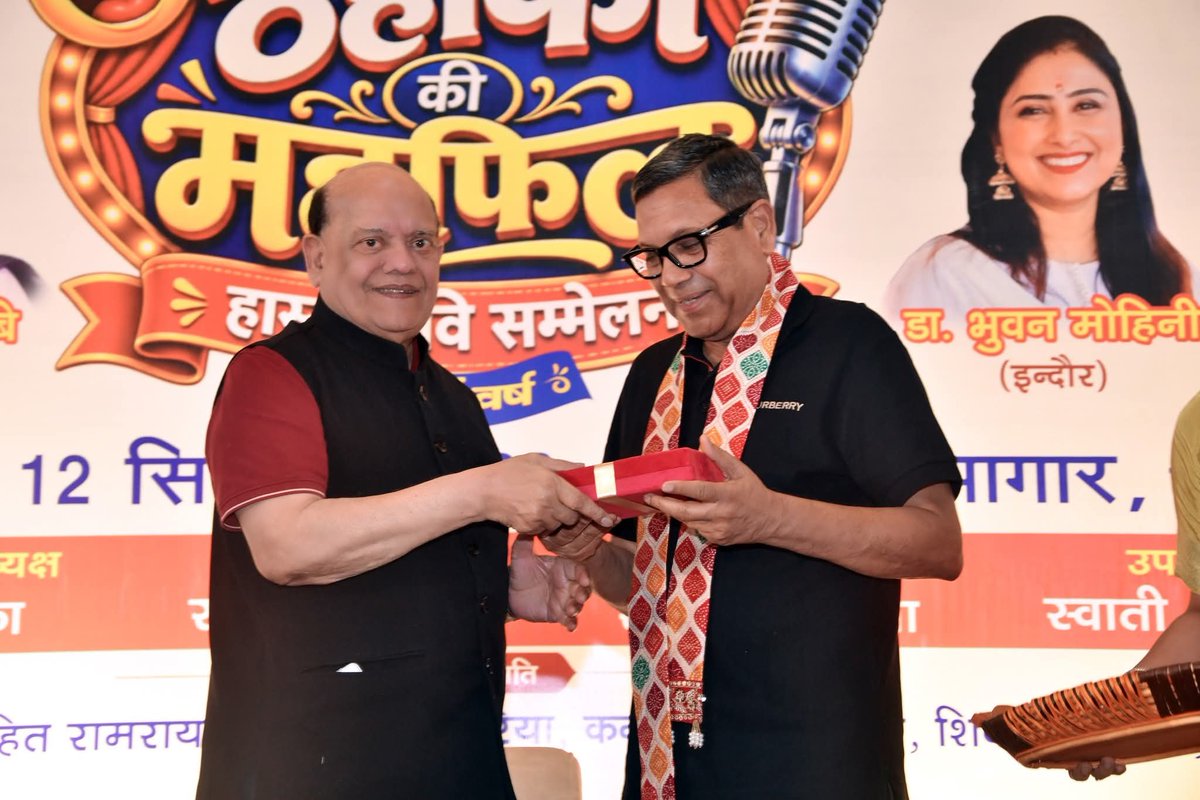eknayiashagkp's tweet photo. 'ठहाकों की महफ़िल' में गैलेंट समूह के चेयरमैन श्री सी.पी.अग्रवाल जी का अभिनंदन करते हुए पद्मश्री श्री सुरेन्द्र शर्मा जी एवं श्रीमती भुवन मोहिनी जी।
कवि सम्मेलनों के प्रति आपके विशेष लगाव और निरंतर सहयोग के लिए हृदय से धन्यवाद
@Gallantt_Group 
@KaviSurender @DrBhuvanMohini https://t.co/4kYNLdLMaN