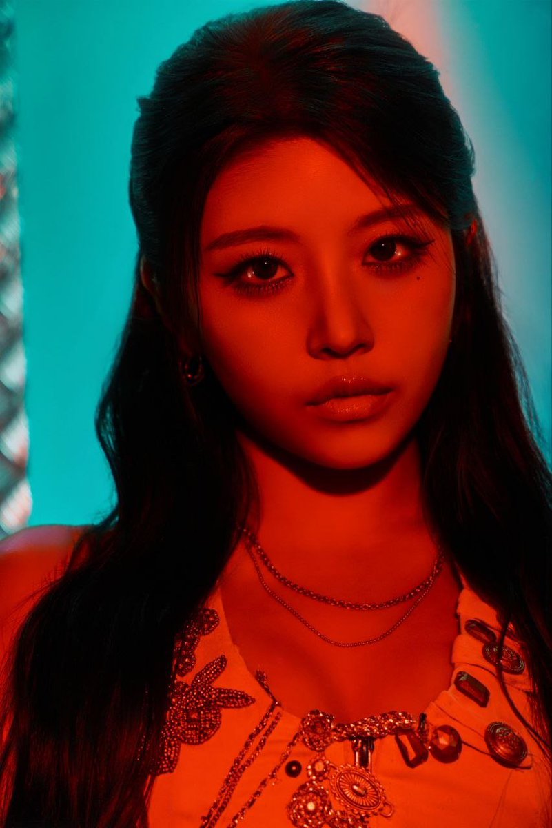 eshapopbase's tweet photo. E.Sha looks elegant in concept photos for Chain Reaction 

#ESHA #ZZIRIT #ChainReaction https://t.co/vS9RmyjmqR