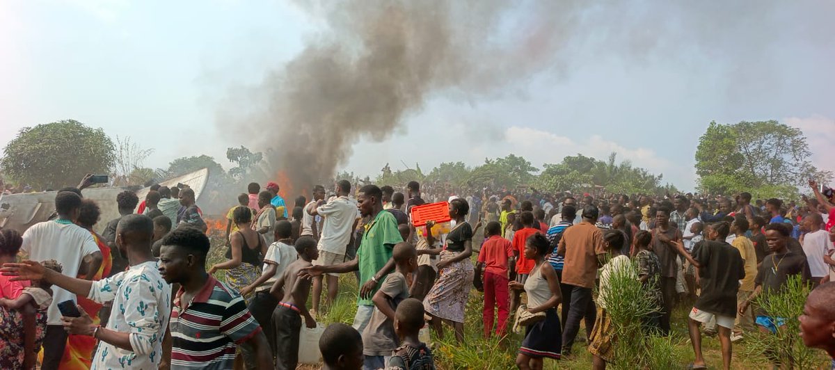 acprdcongo's tweet photo. Urgent ! Treize (13) personnes ont péri dans un crash d'un petit porteur, vendredi, près de la ville de Kenge, 200 kms à l'est de #Kinshasa, a indiqué à l'ACP Jean Pierre Negidi, commissaire urbain de #Kenge. https://t.co/TtUxR0tb4f